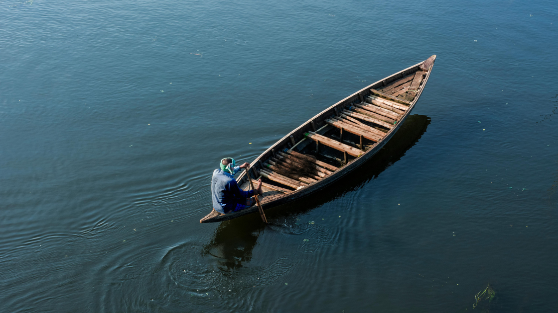 Beitragsbild-Moosmann-Coaching-Gewaltfreie-Kommunikation-Holzboot-auf-Meer