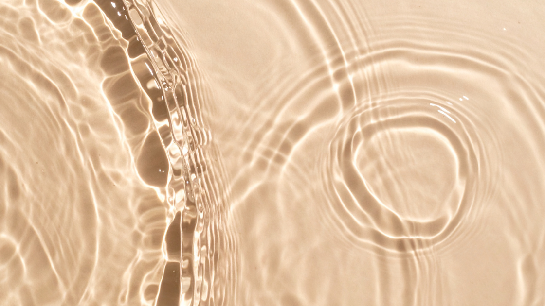 Beitragsbild-Moosmann-Coaching-Gewaltfreie-Kommunikation-Seichtes-Wassera-auf-Sandstrand